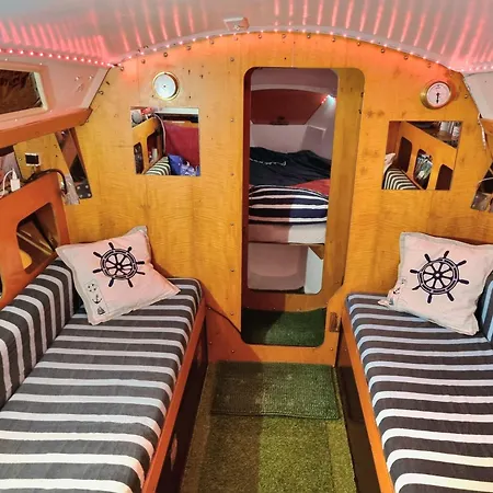 Botel Voilier Au Soleil Levant *