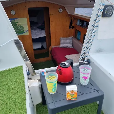 Voilier Au Soleil Levant *