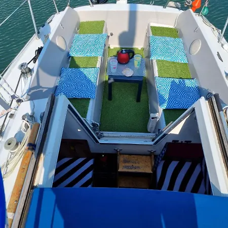 Botel Voilier Au Soleil Levant *