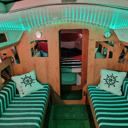 Voilier Au Soleil Levant Botel